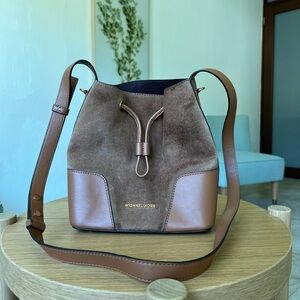 MK CARY SM BUCKET BAG LEATHER